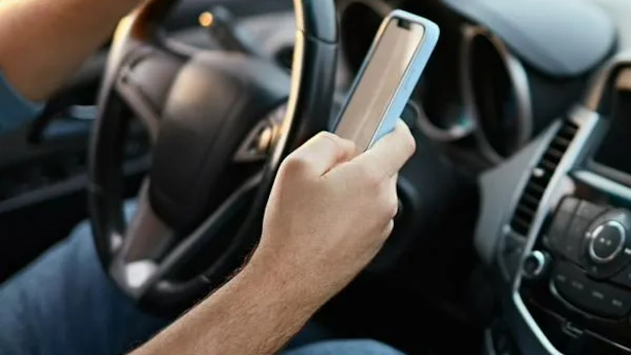 Utilizar el celular en semáforos en rojo o trancones le puede salir caro.