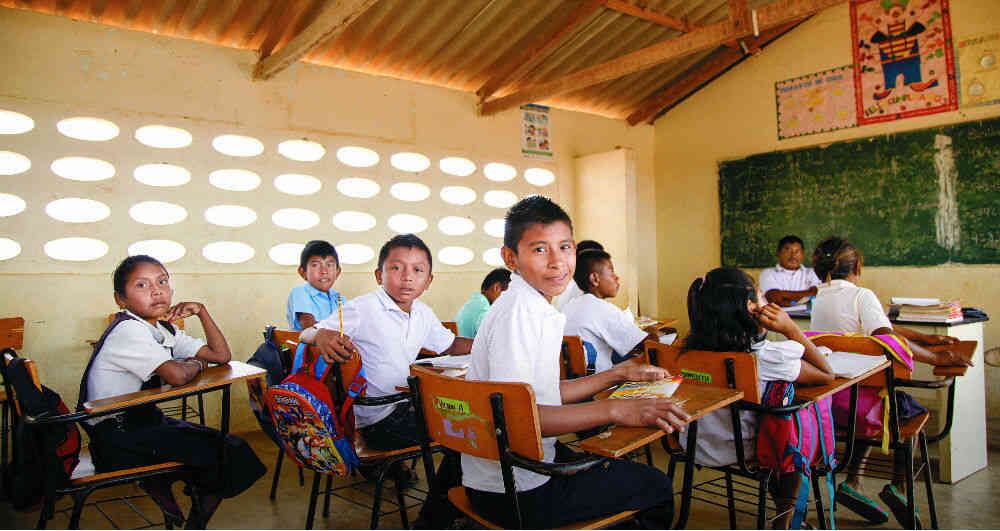 Un maestro indígena en Valledupar le enseña a sus estudiantes finanzas personales y emporadamiento femenino