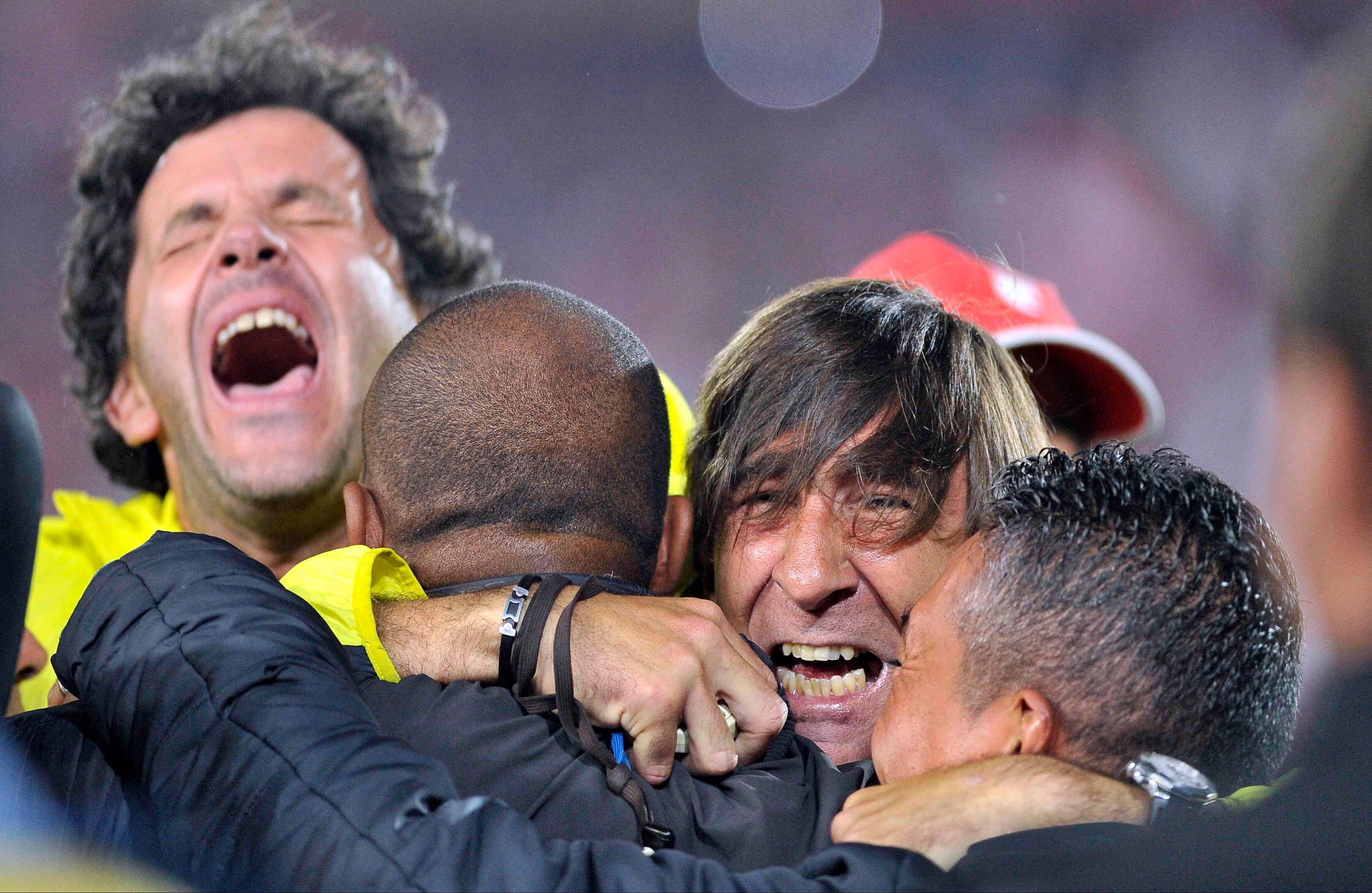 El técnico de Santa Fe, Gustavo Costas, celebra la novena estrella de  su equipo  tras  proclamarse campeón del torneo clausura 2016 del fútbol profesional colombiano,  el domingo 18 de diciembre de 2016, en el Campín, en Bogotá, luego de vencer al Tolima 1-0  con un gol de Héctor Urrego. 