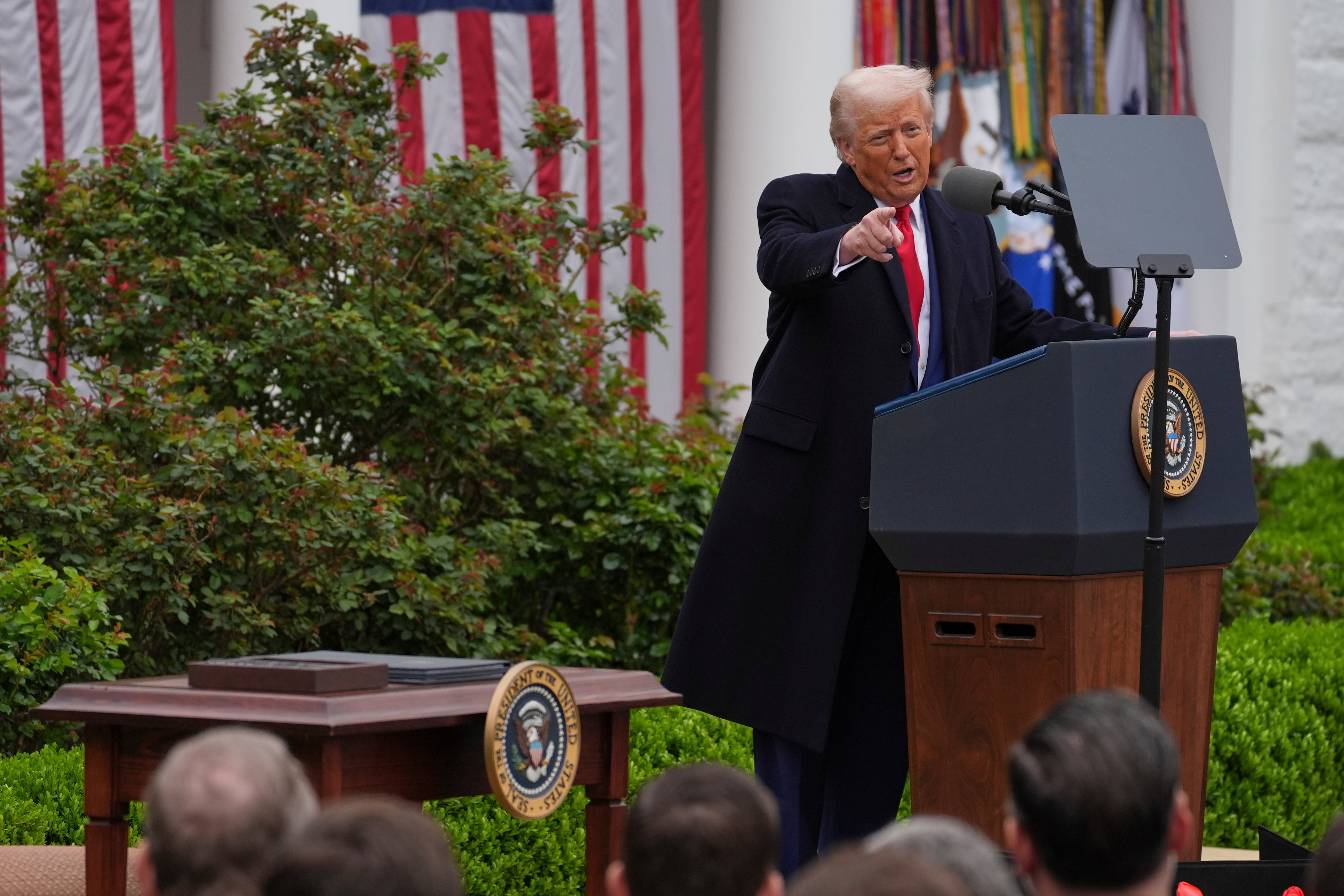 El presidente Donald Trump habla durante un evento para anunciar nuevos aranceles en el jardín de rosas de la Casa Blanca.