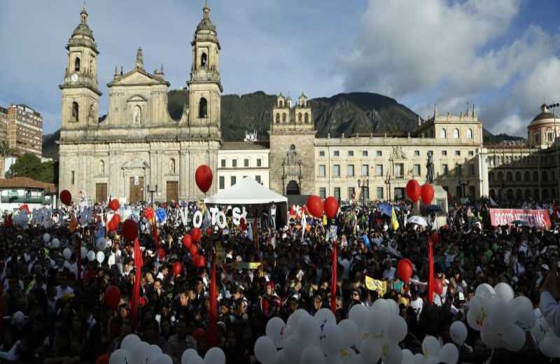 Más de 13.000 personas llegaron la Plaza de Bolívar para decirle Sí a los acuerdos de paz con las Farc. Guillermo Torres /SEMANA