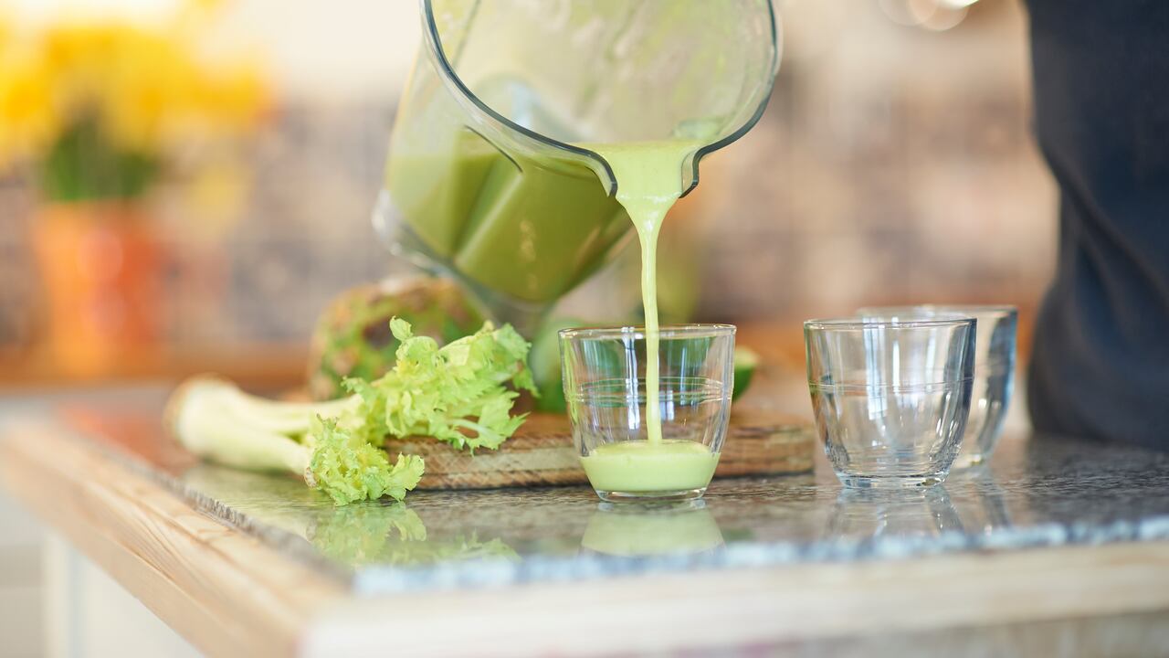 Además de ayudar a combatir el insomnio, el apio ayuda a bajar el colesterol alto.