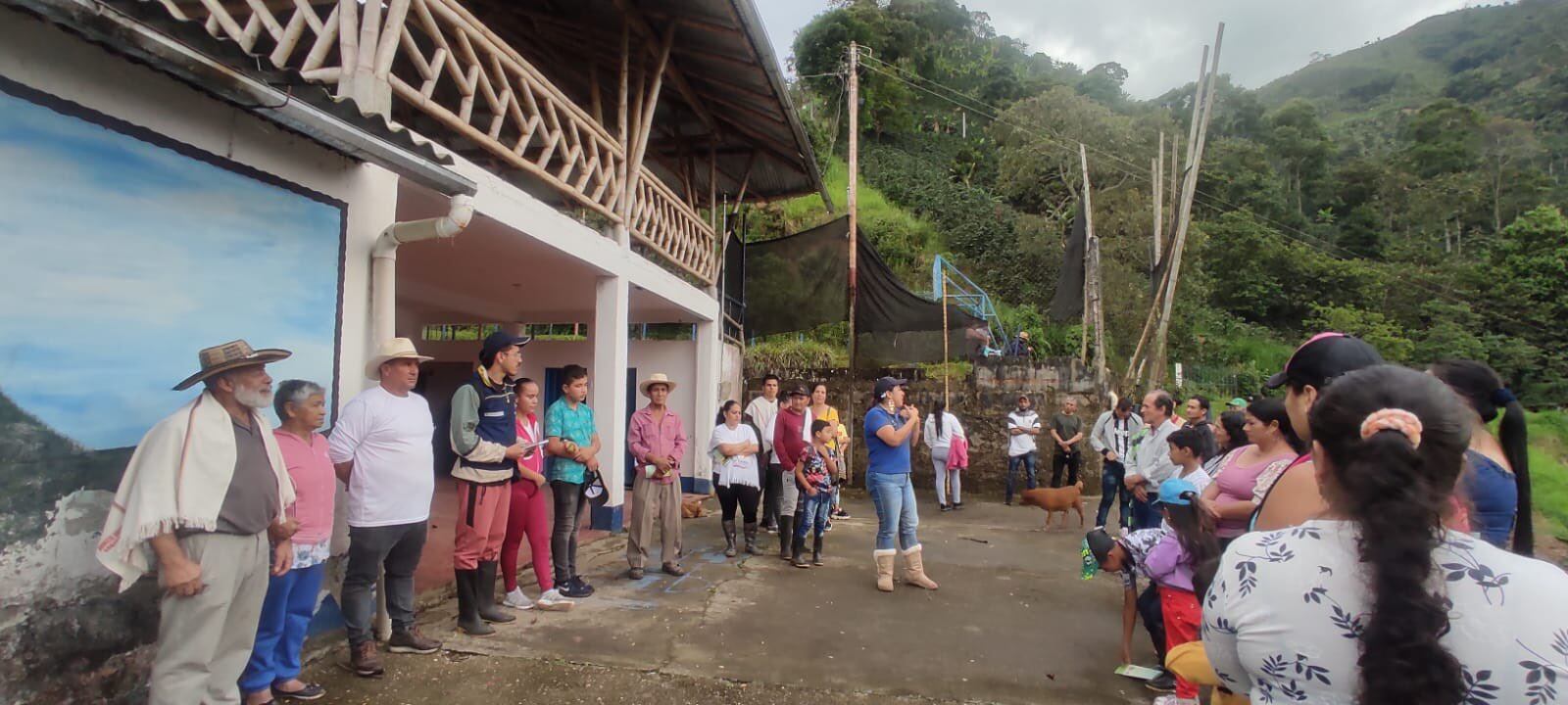 Continúan explicando a las comunidades cómo deben evacuar.