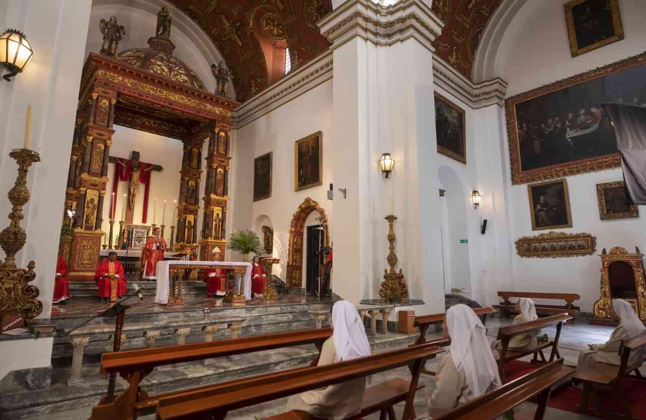 La celebración litúrgica del Domingo de Ramos al interior de la Catedral Primada fue presidida por el arzobispo Rubén Salazar ante un templo despoblado de feligreses. Foto: Esteban Vega La Rotta / SEMANA
