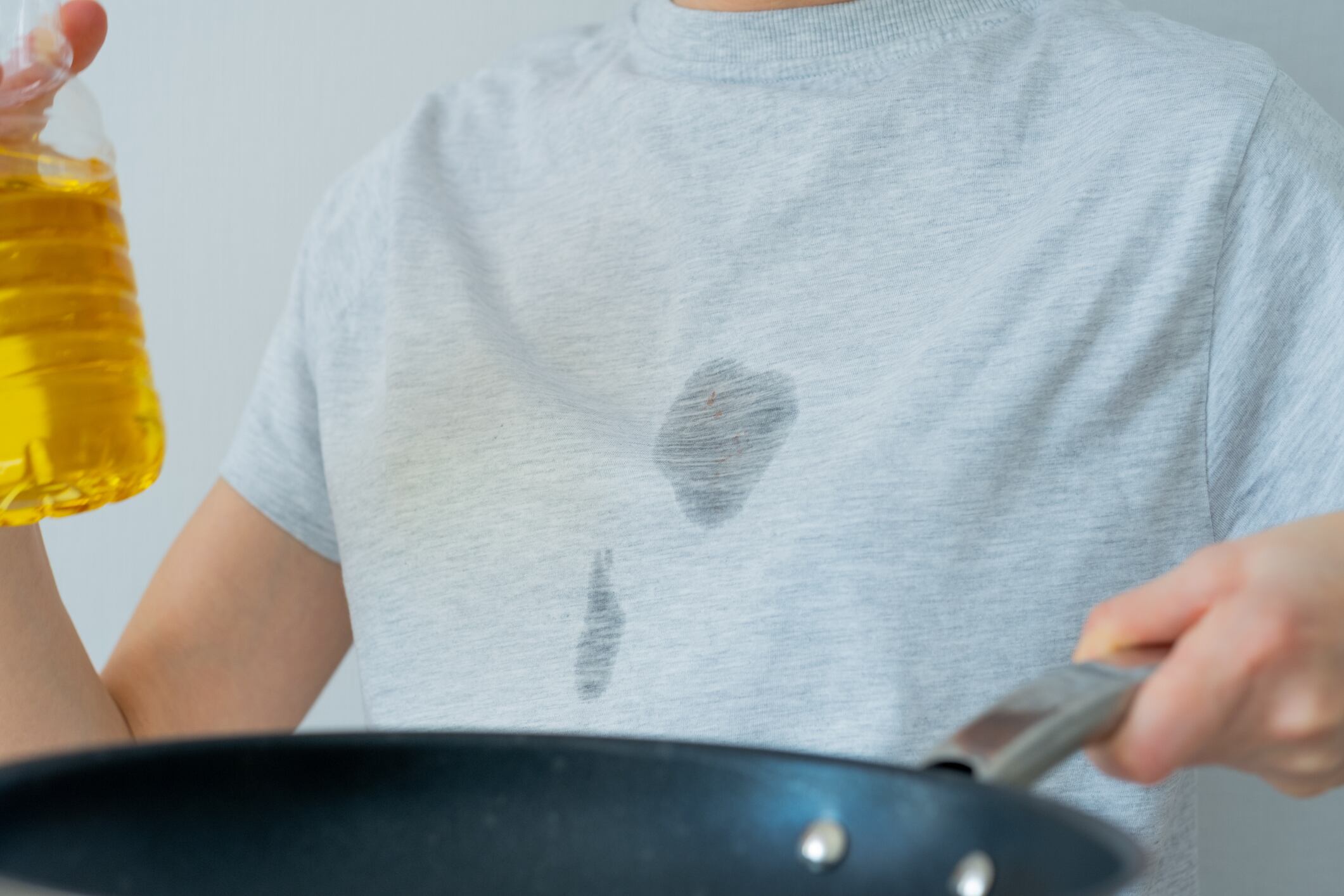 En la lucha contra las manchas de aceite seco en la ropa, encontrar el enfoque adecuado puede marcar la diferencia entre una prenda arruinada y una restaurada.