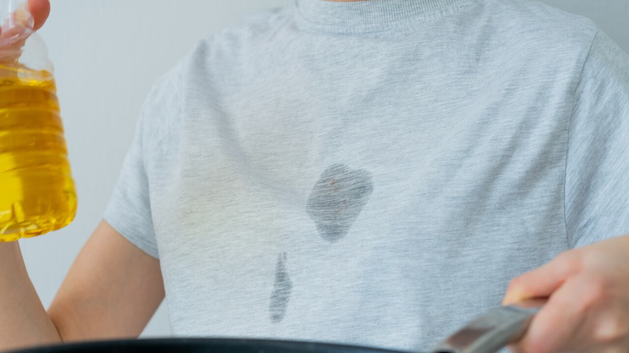 Las manchas de aceite en la ropa pueden resultar difíciles de eliminar.