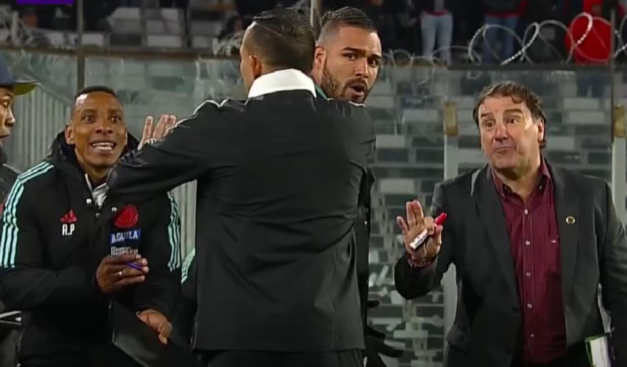 Protesta de la Selección Colombia por un posible penal a favor ante Chile