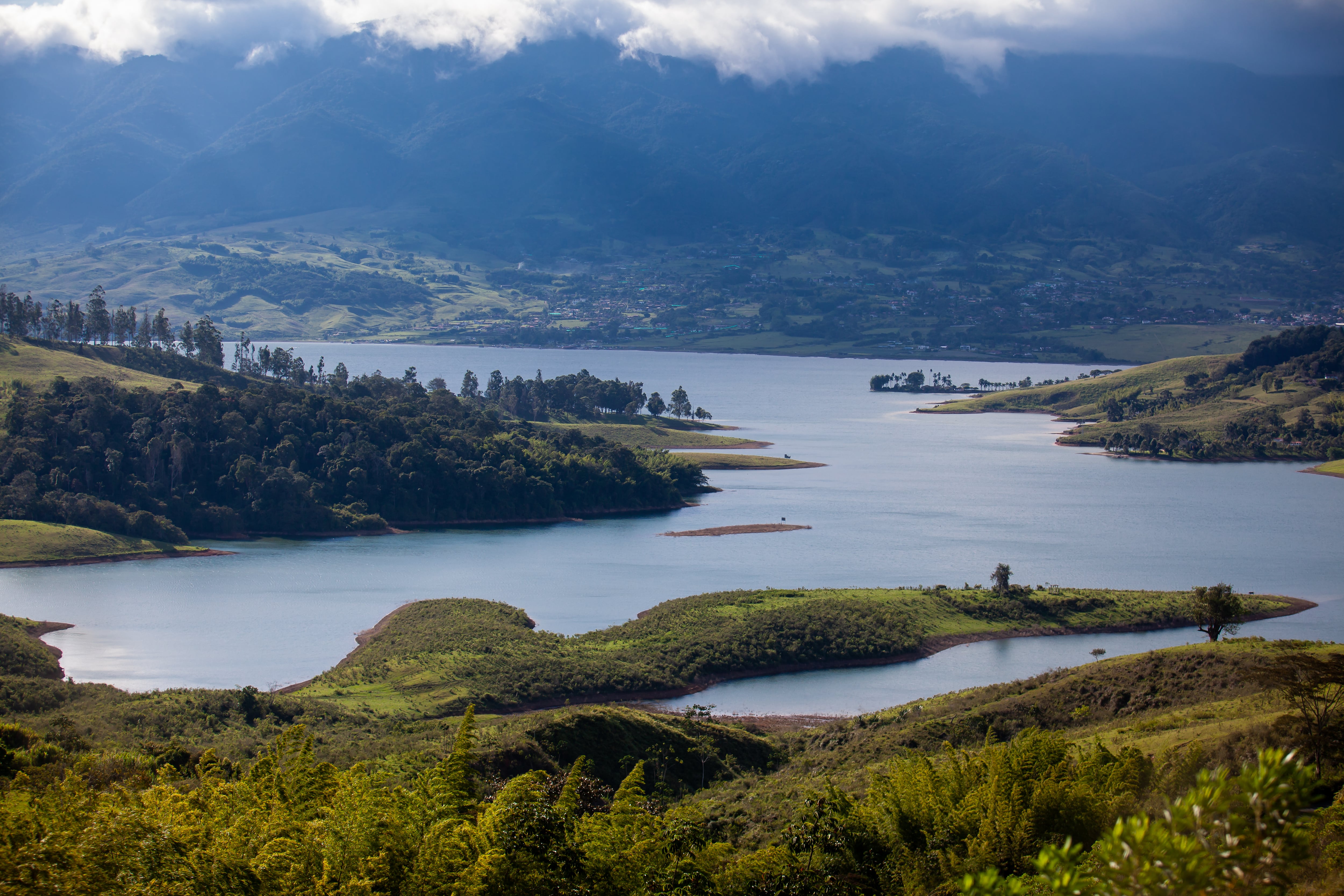 El Valle del Cauca destaca por su abundante riqueza natural, con lugares como el Lago Calima, ideales para el ecoturismo.