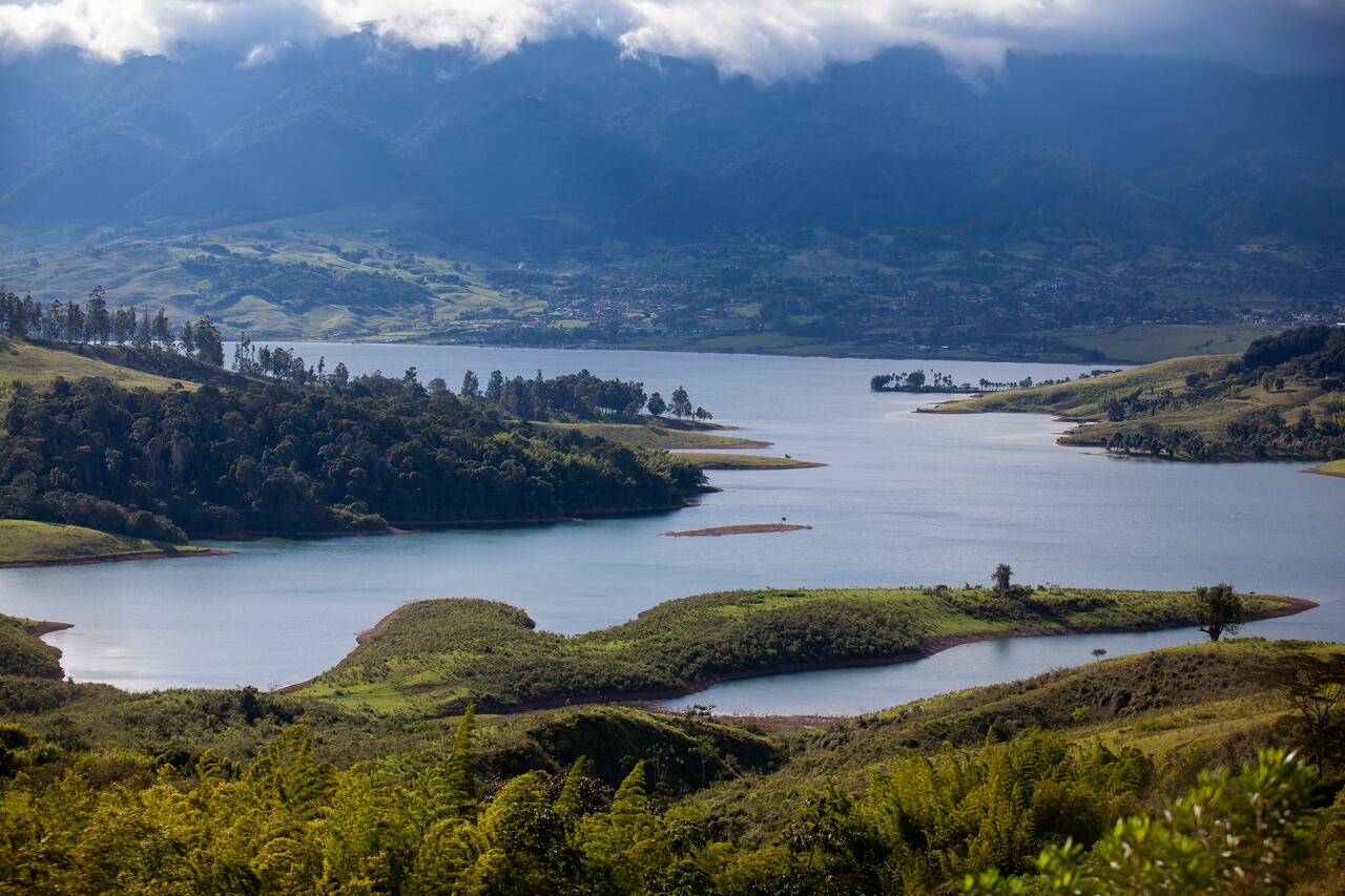 El Valle del Cauca destaca por su abundante riqueza natural, con lugares como el Lago Calima, ideales para el ecoturismo.
