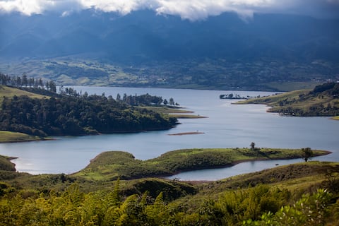 El Valle del Cauca destaca por su abundante riqueza natural, con lugares como el Lago Calima, ideales para el ecoturismo.