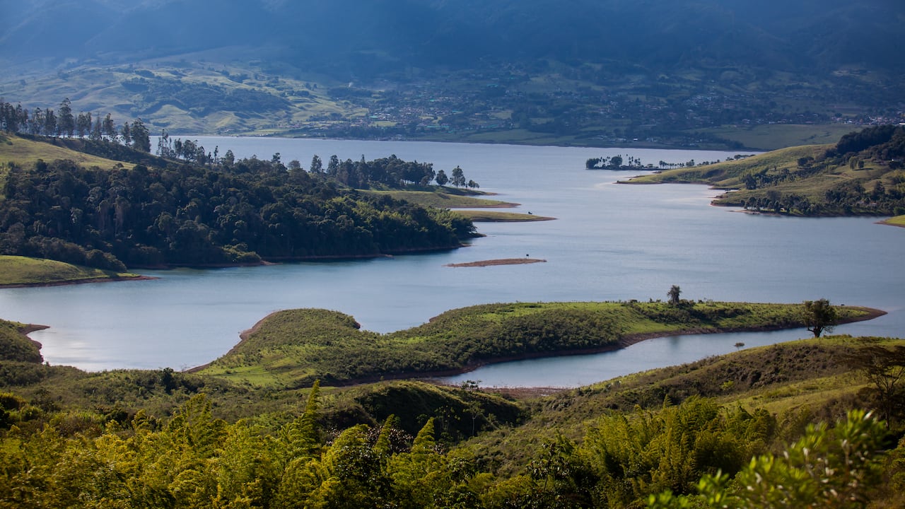 El Valle del Cauca destaca por su abundante riqueza natural, con lugares como el Lago Calima, ideales para el ecoturismo.