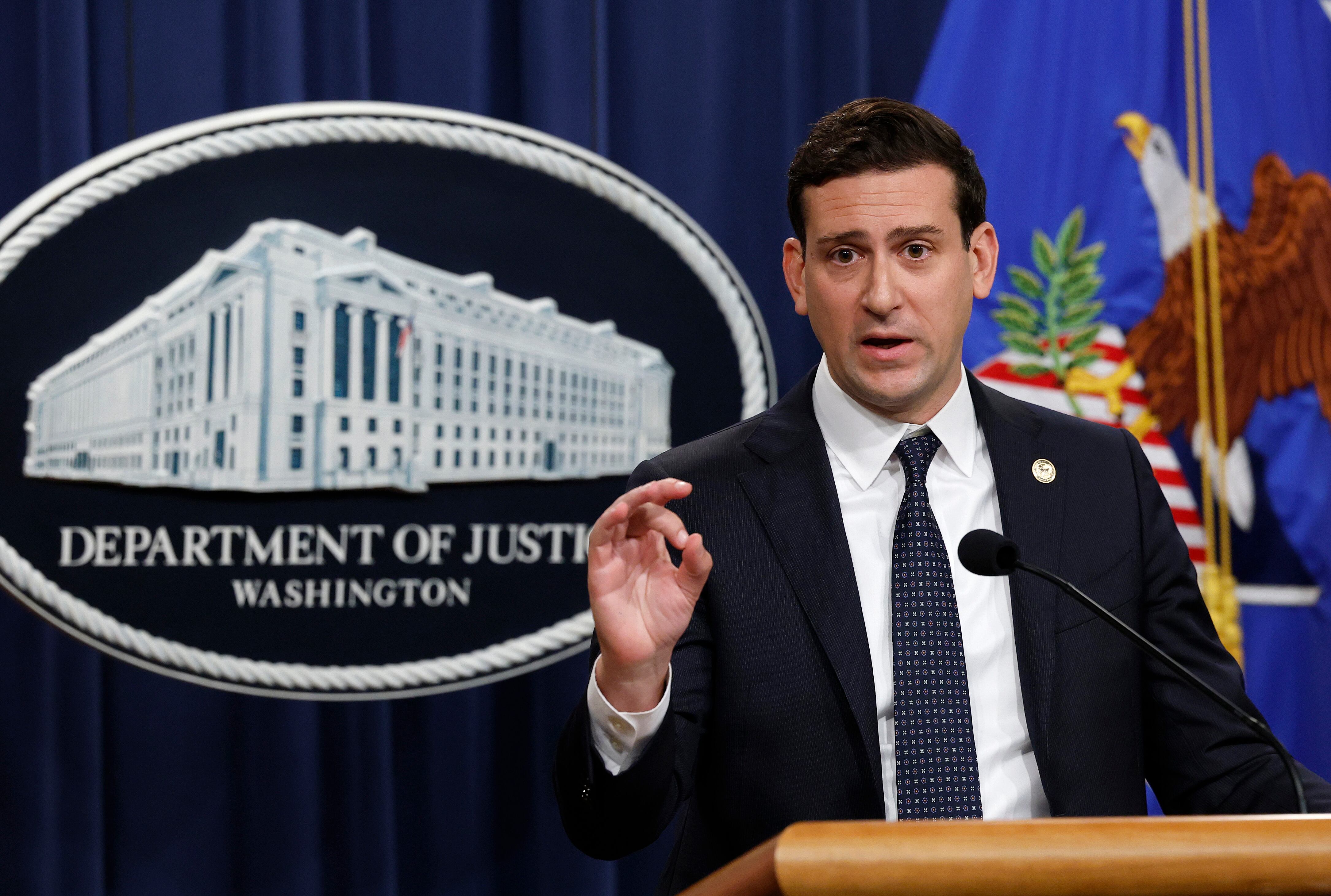 Funcionarios del Departamento de Justicia (DOJ) y del Departamento de Salud y Servicios Humanos (HHS) anunciaron los resultados de la Red Nacional de Fraude Sanitario 2025, que culminó con la imputación de 324 personas, entre ellas 96 médicos, enfermeras practicantes, farmacéuticos y otros profesionales sanitarios con licencia, en relación con un fraude sanitario por valor de 6000 millones de dólares en 51 distritos federales y 12 Fiscalías Generales Estatales.