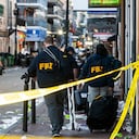 Los investigadores del FBI llegan al lugar donde la camioneta Ford F-150 blanca se estrelló contra un ascensor de trabajo después de supuestamente chocar contra una multitud de juerguistas de Año Nuevo en el Barrio Francés de Nueva Orleans, Luisiana, el 1 de enero de 2025. Al menos 10 Personas murieron y 30 resultaron heridas el miércoles cuando un vehículo atropelló durante la noche a una multitud de Año Nuevo en el corazón del próspero distrito turístico de Nueva Orleans, dijeron las autoridades de la ciudad del sur de Estados Unidos. (Foto de Matthew HINTON / AFP)