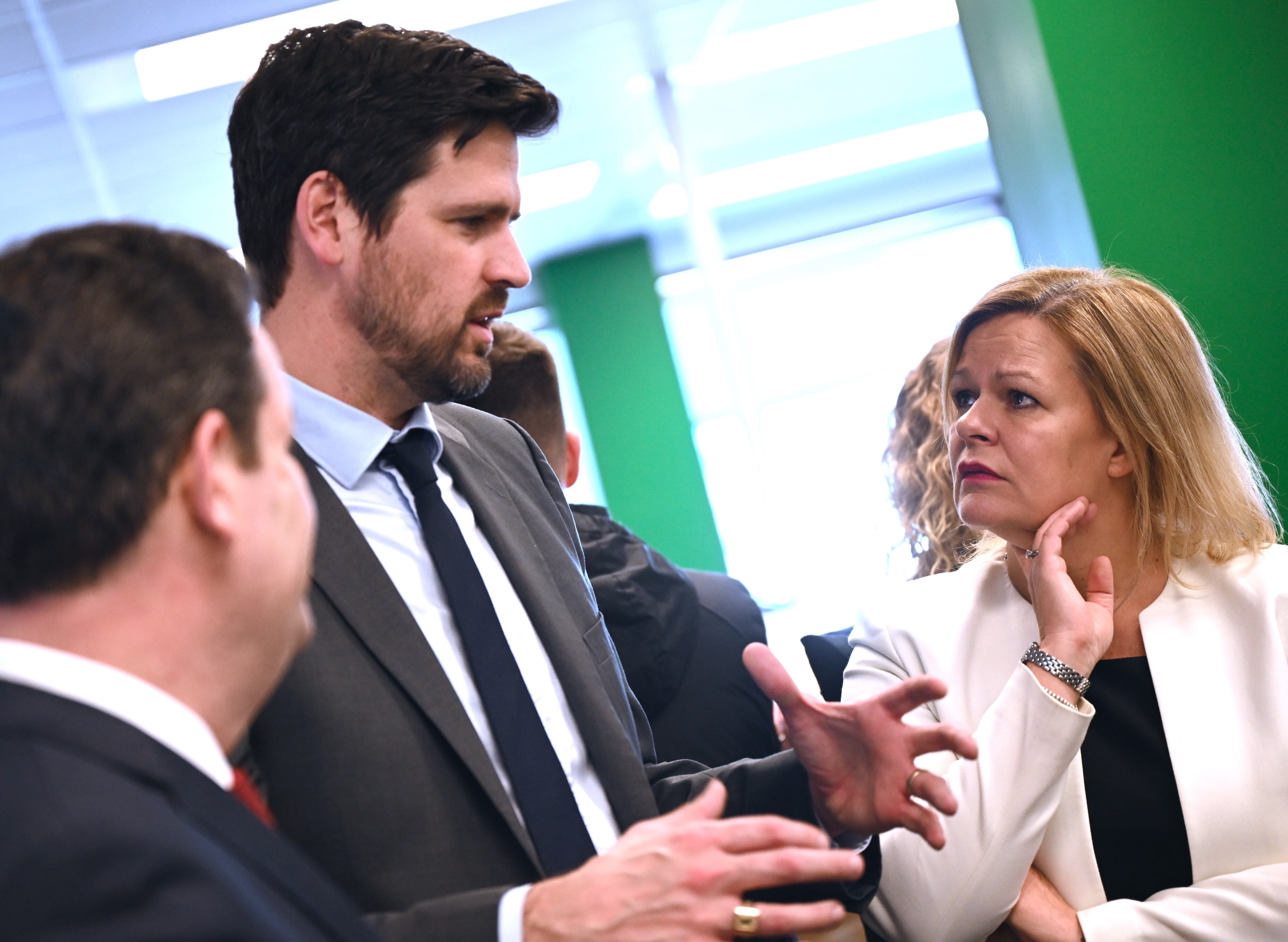 Sean Fraser, Ministro de Inmigración y Refugiados de Canadá y Ciudadanía, charla con empleados de la empresa de sensores de hormigón Giatec.