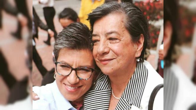 Claudia López junto a su madre, María del Carmen Hernández.