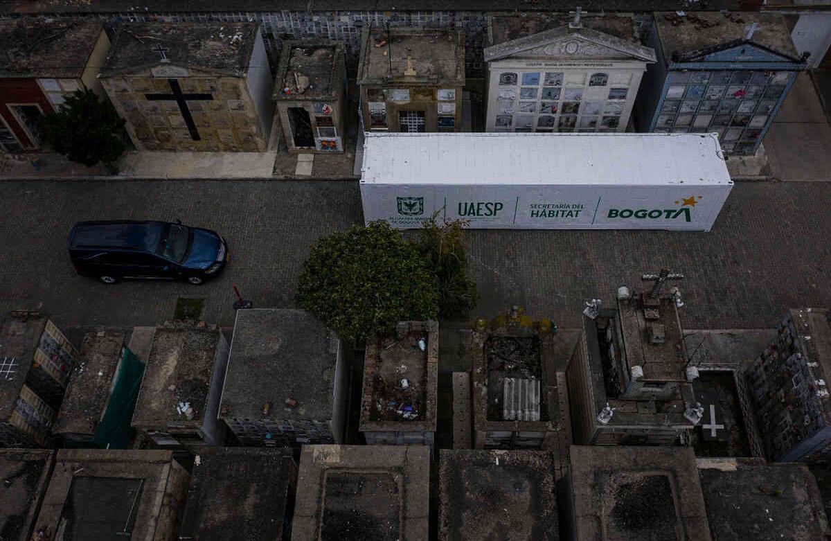 En el Cementerio del Norte fue instalado el primero de los tres contenedores refrigerados con los que la Uaesp hace frente a la emergencia por covid-19 en Bogotá. Foto: Esteban Vega/SEMANA