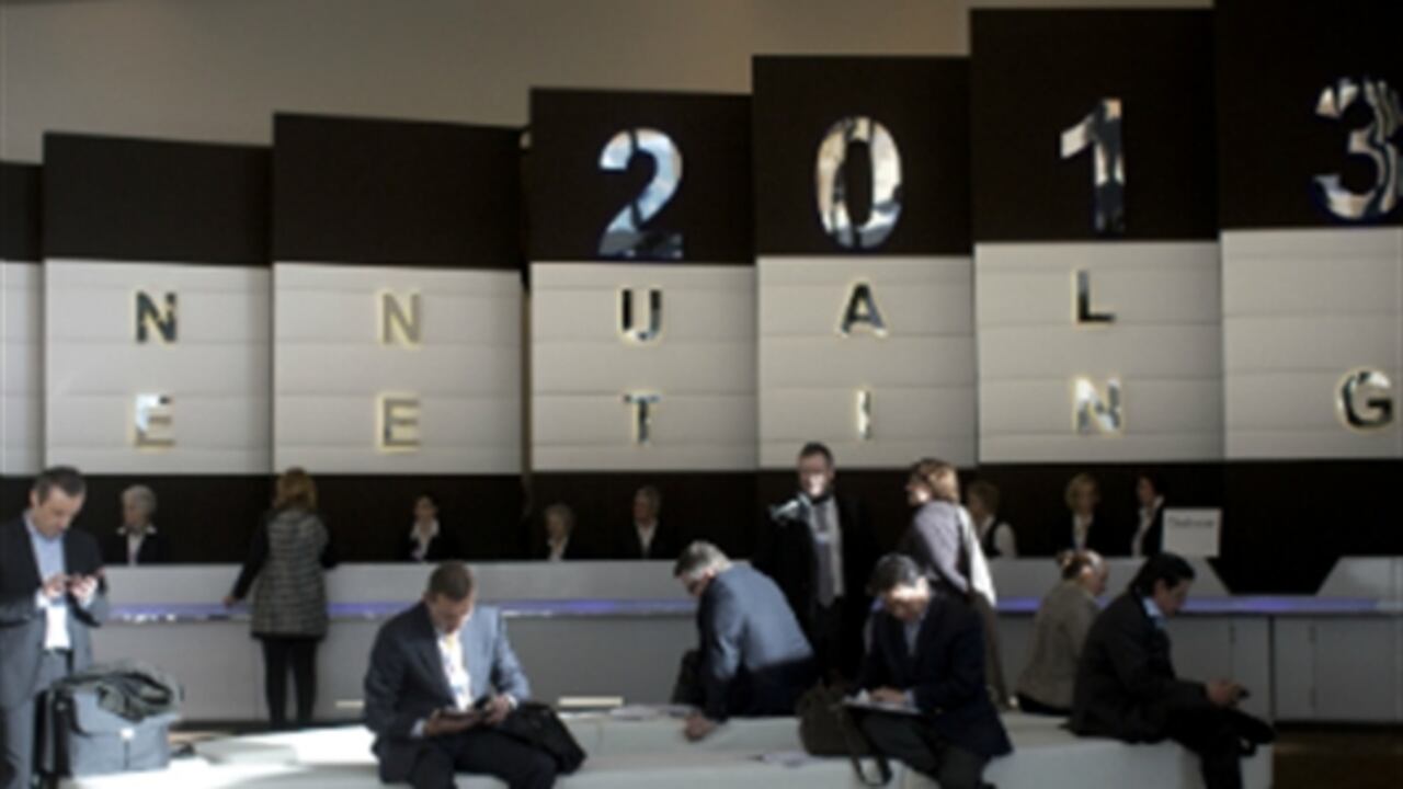 En Europa reina la austeridad, mientras que Estados Unidos apuesta por la recuperación fabril. Sobre estos puntos girará el debate del Foro Económico Mundial en Davos, Suiza.