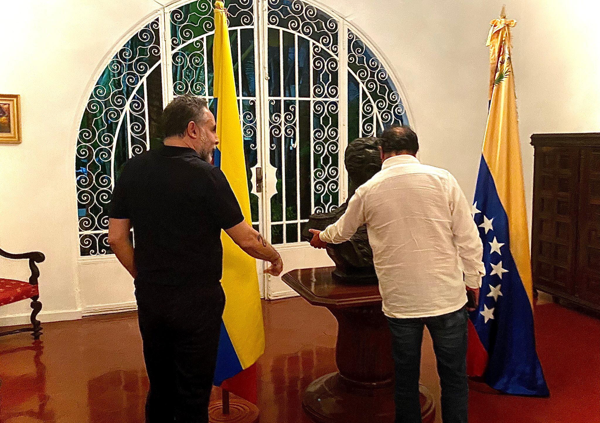 Presidente Gustavo Petro y el busto de Bolívar