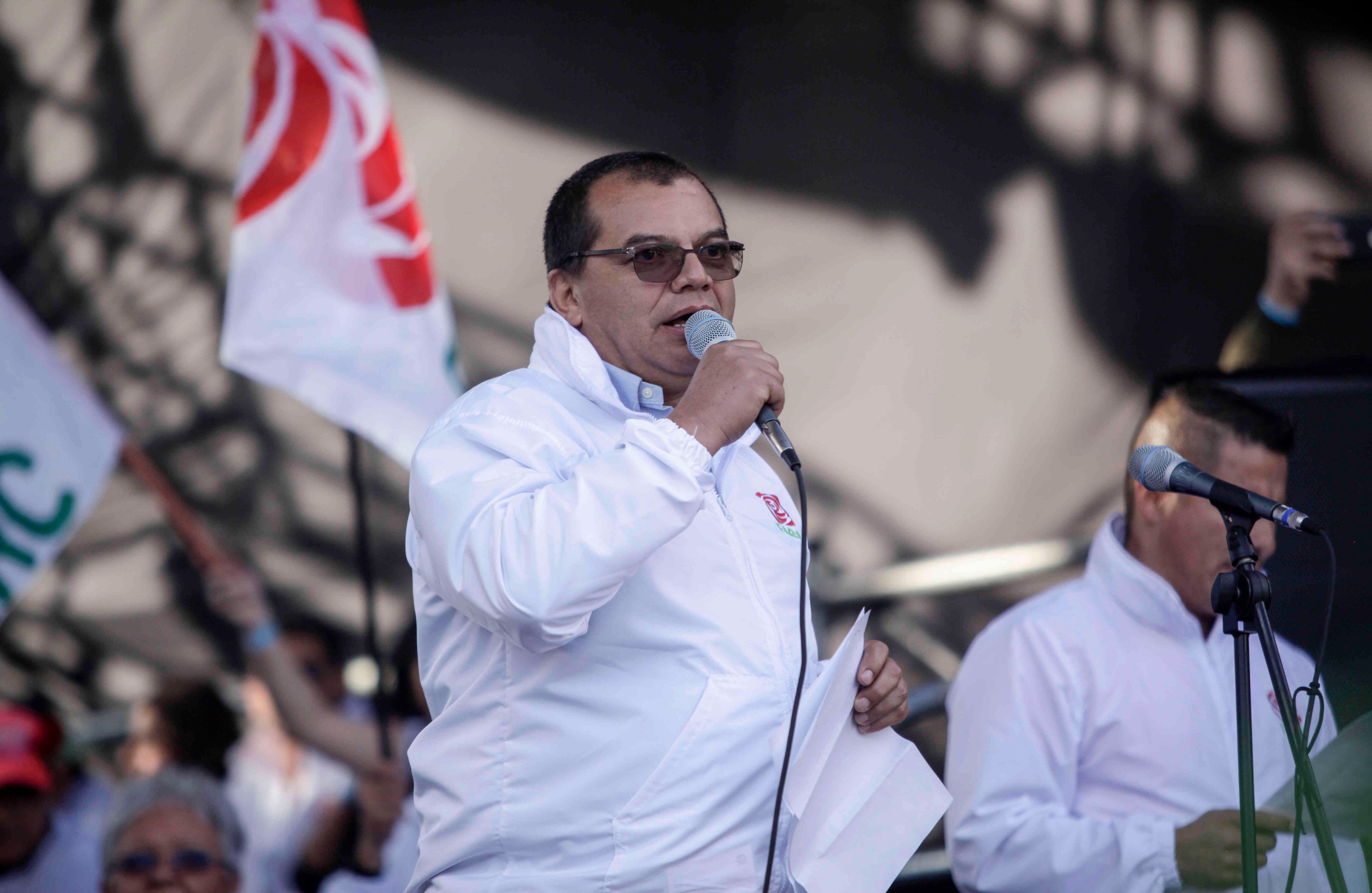  Byron Yepes (Representante a la Cámara por Bogotá) Jairo González Mora, conocido en la clandestinidad como 'Byron Yepes', fue uno de los consentidos del comandante guerrillero ‘Mono Jojoy’. Hizo parte de la guerrilla desde 1983, con 22 años, donde terminó como miembro del Estado Mayor del Bloque Oriental. Después del acuerdo de paz con el Gobierno, y tras la conformación de la Farc como un partido político, quedó entre los 111 miembros de la dirección colegiada de este movimiento. A sus 57 años vota por primera vez y se ubica como Representante por Bogotá de la Farc. 