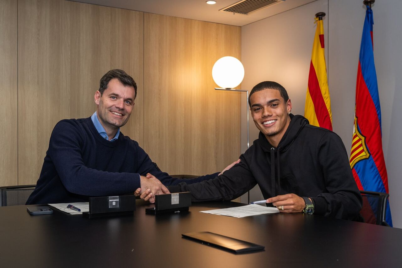 João Mendes llega al Barcelona con el peso a la espalda del nombre de su padre, Ronaldinho.