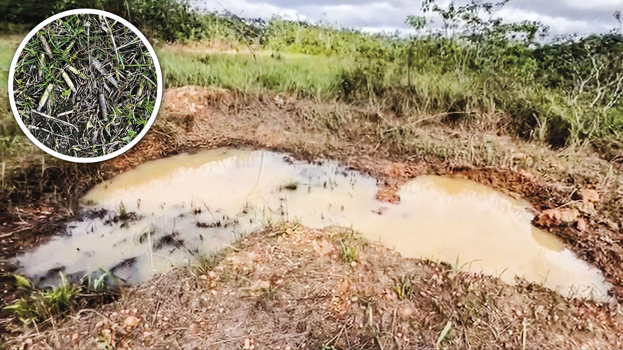 El hueco en la tierra lo produjo la explosión de las bombas lanzadas, según le contaron los pobladores a SEMANA.