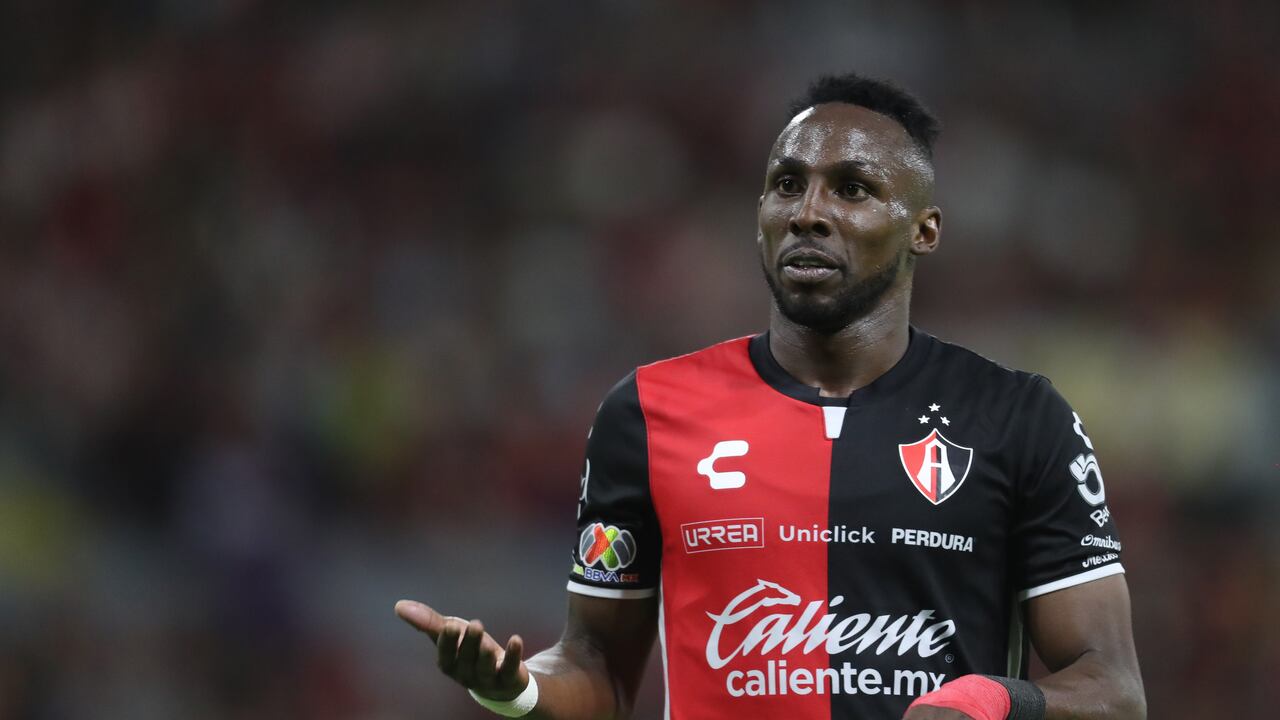GUADALAJARA, MEXICO - MAY 11: Julian Quiñones of Atlas reacts during the quarterfinals first leg match between Atlas and Chivas as part of the Torneo Clausura 2023 Liga MX at Jalisco Stadium on May 11, 2023 in Guadalajara, Mexico. (Photo by Refugio Ruiz/Getty Images)