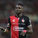 Julián Quiñones fue cazado este domingo haciendo los trámites para su naturalización.