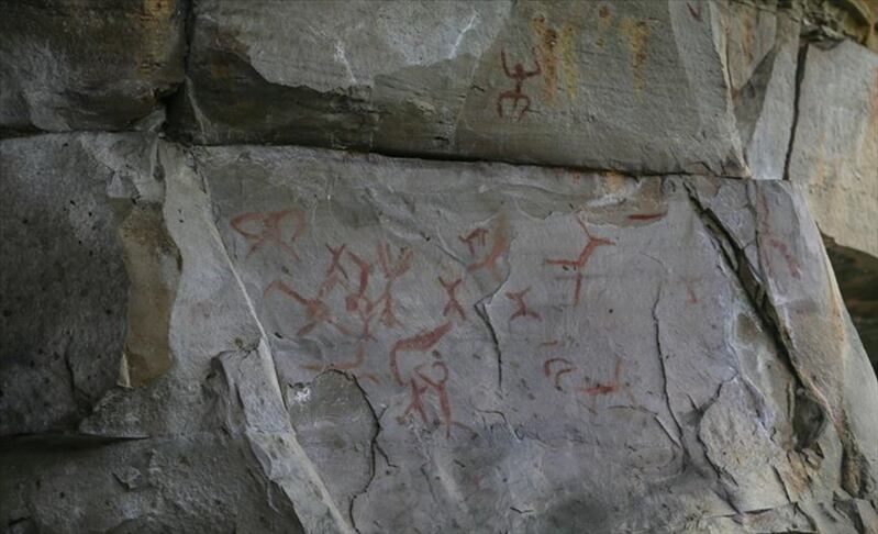 Escondidas en lo más alto del cañón del río Mogoticos se encuentran aproximadamente 150 imágenes de Cueva Rica, un museo de pictografías pertenecientes a la cultura Guane, exterminada durante la colonización española, con representaciones de guerreros, cazadores, animales y figuras geométricas, en Mogotes, Colombia, el 3 de marzo, 2021. Foto: Juancho Torres - Agencia Anadolu