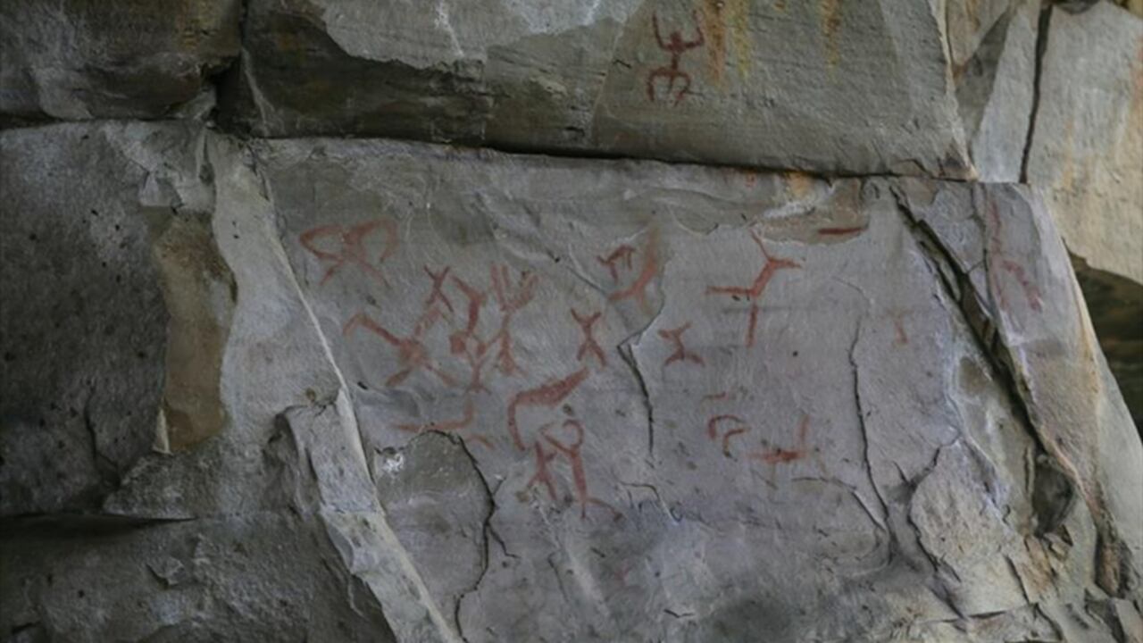 Escondidas en lo más alto del cañón del río Mogoticos se encuentran aproximadamente 150 imágenes de Cueva Rica, un museo de pictografías pertenecientes a la cultura Guane, exterminada durante la colonización española, con representaciones de guerreros, cazadores, animales y figuras geométricas, en Mogotes, Colombia, el 3 de marzo, 2021. Foto: Juancho Torres - Agencia Anadolu
