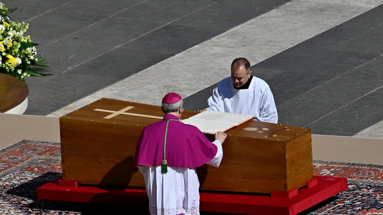 En una ceremonia emotiva, se le dio el último adiós al sumo pontífice.