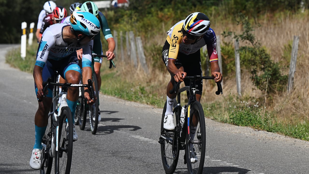 MONFORTE DE LEMOS, SPAIN - SEPTEMBER 07: (L-R) Santiago Buitrago of Colombia and Team Bahrain - Victorious and Egan Bernal of Colombia and Team INEOS Grenadiers compete in the chase group during the La Vuelta - 80th Tour of Spain 2025, Stage 15 a 167.8km stage from A Veiga-Vegadeo to Monforte de Lemos / #UCIWT / on September 07, 2025 in Monforte de Lemos, Spain. (Photo by Dario Belingheri/Getty Images)