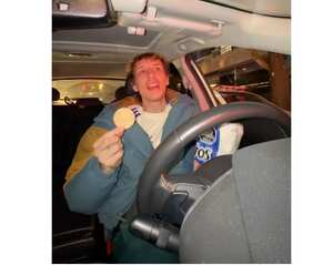 Para sorpresa de muchos, el domicilio llegó hasta el lugar donde se encontraba en pleno trancón Camilo Pugliato. Foto: @pugliato