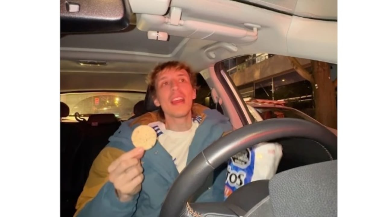 El tiktoker mostró su recorrido y lo que tardó en recorrer 200 metros en plena hora pico.