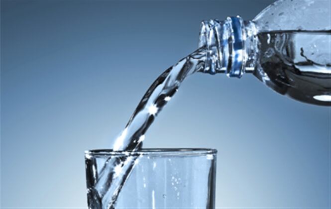 Tomar dos litros de agua al día .