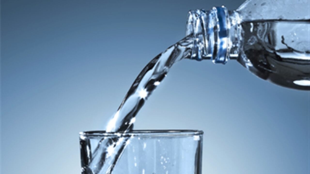 Tomar mínimo un litro de agua al día es la recomendación de los expertos.