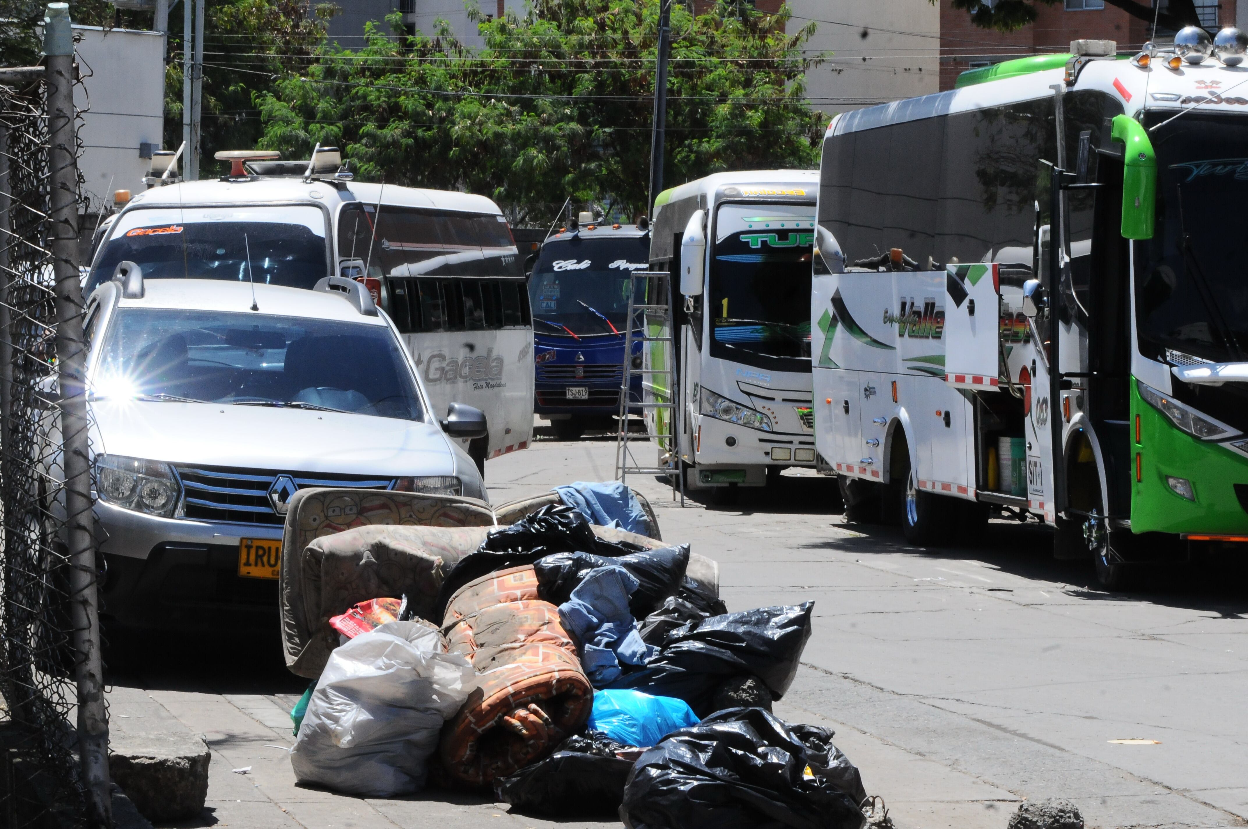 Cali: Males que rodean al Terminal de Trasporte de Cali. Basuras, Micrográfico, explotación de menores. Fotos José L Guzmán. EL País, Julio 19-23