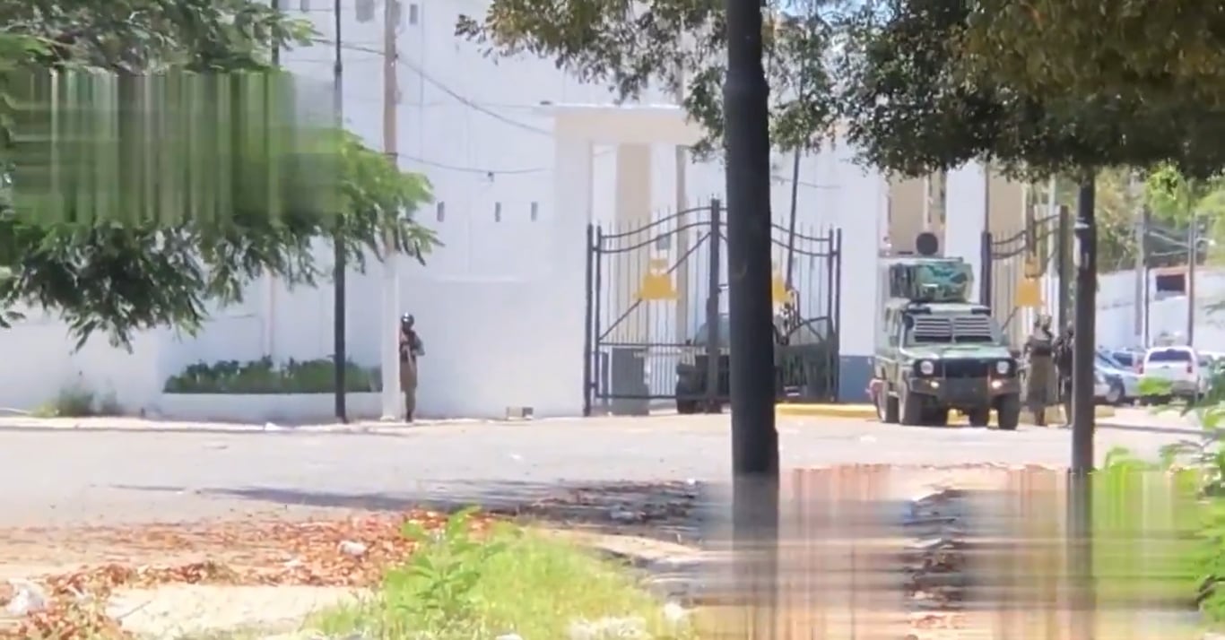 En varios videos quedaron registrados los cruces de disparos entre los atacantes y la Policía.