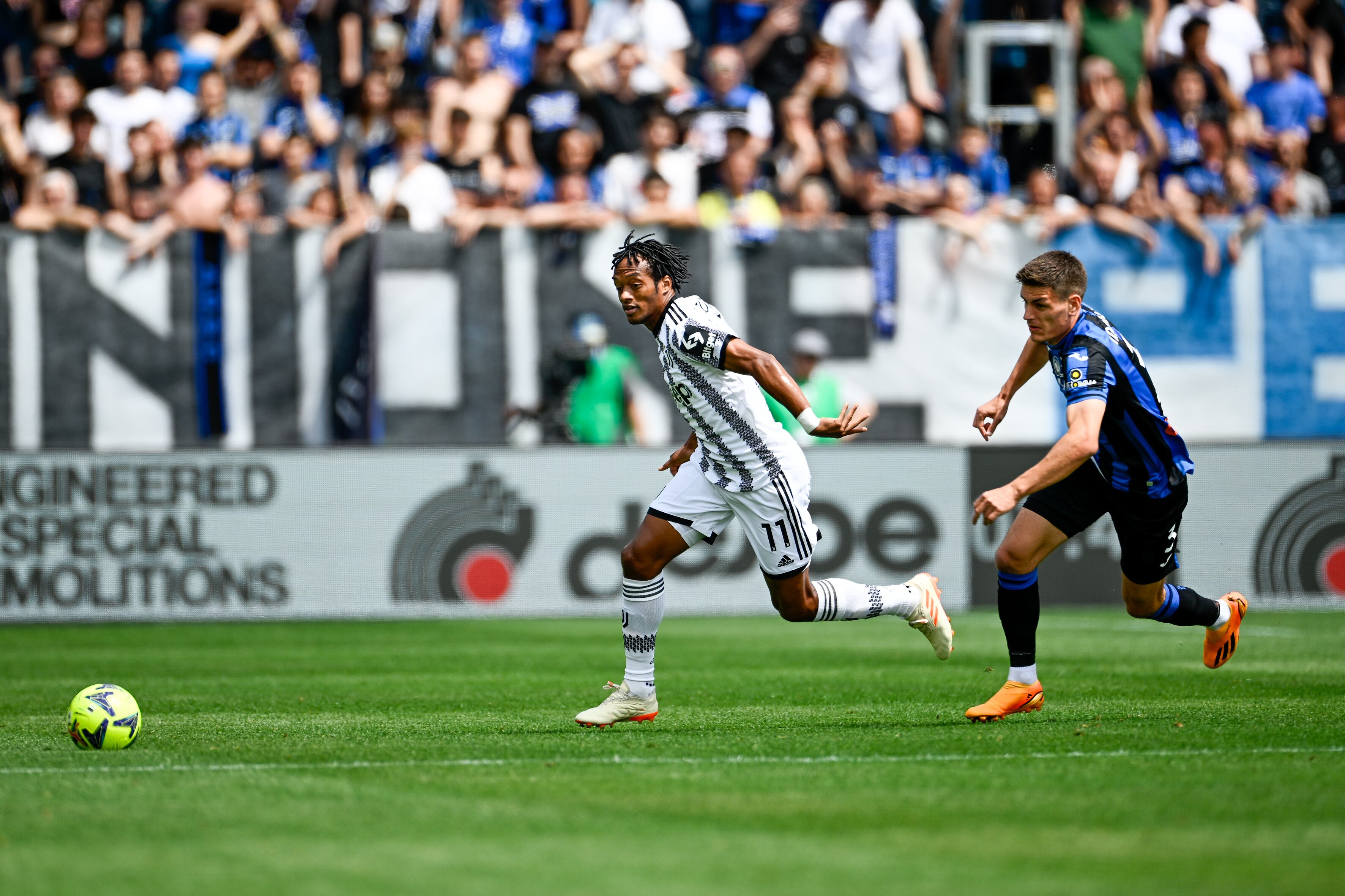 BERGAMO, ITALY - MAY 07: Juan Cuadrado of Juventus battles for the ball with Joakim Maehle of Atalanta BC during the Serie A match between Atalanta BC and Juventus at Gewiss Stadium on May 07, 2023 in Bergamo, Italy. (Photo by Daniele Badolato - Juventus FC/Juventus FC via Getty Images)