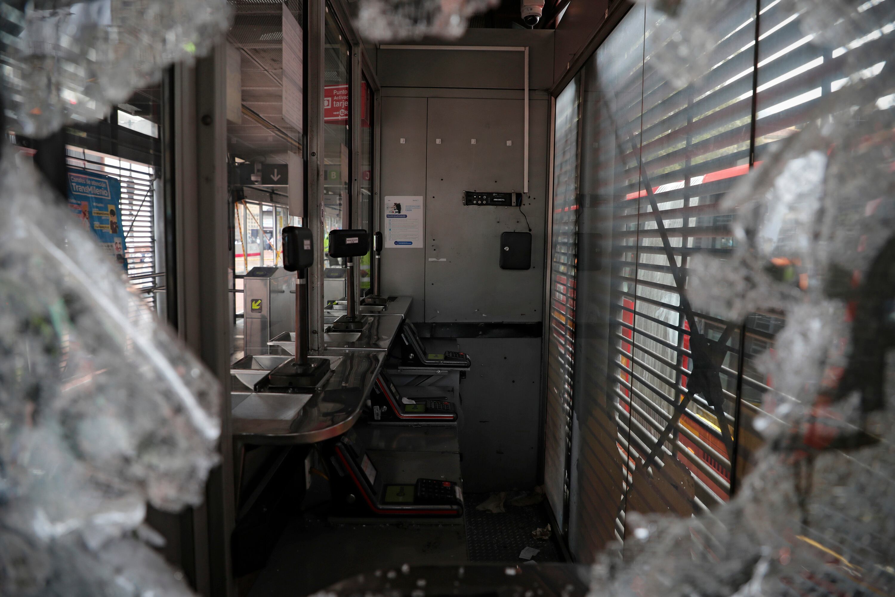 Daños en la estación Museo del Oro de transmilenio  por vándalos durante las protestas  contra la reforma tributaria
Bogota mayo 3 del 2021
Foto Guillermo Torres Reina / Semana