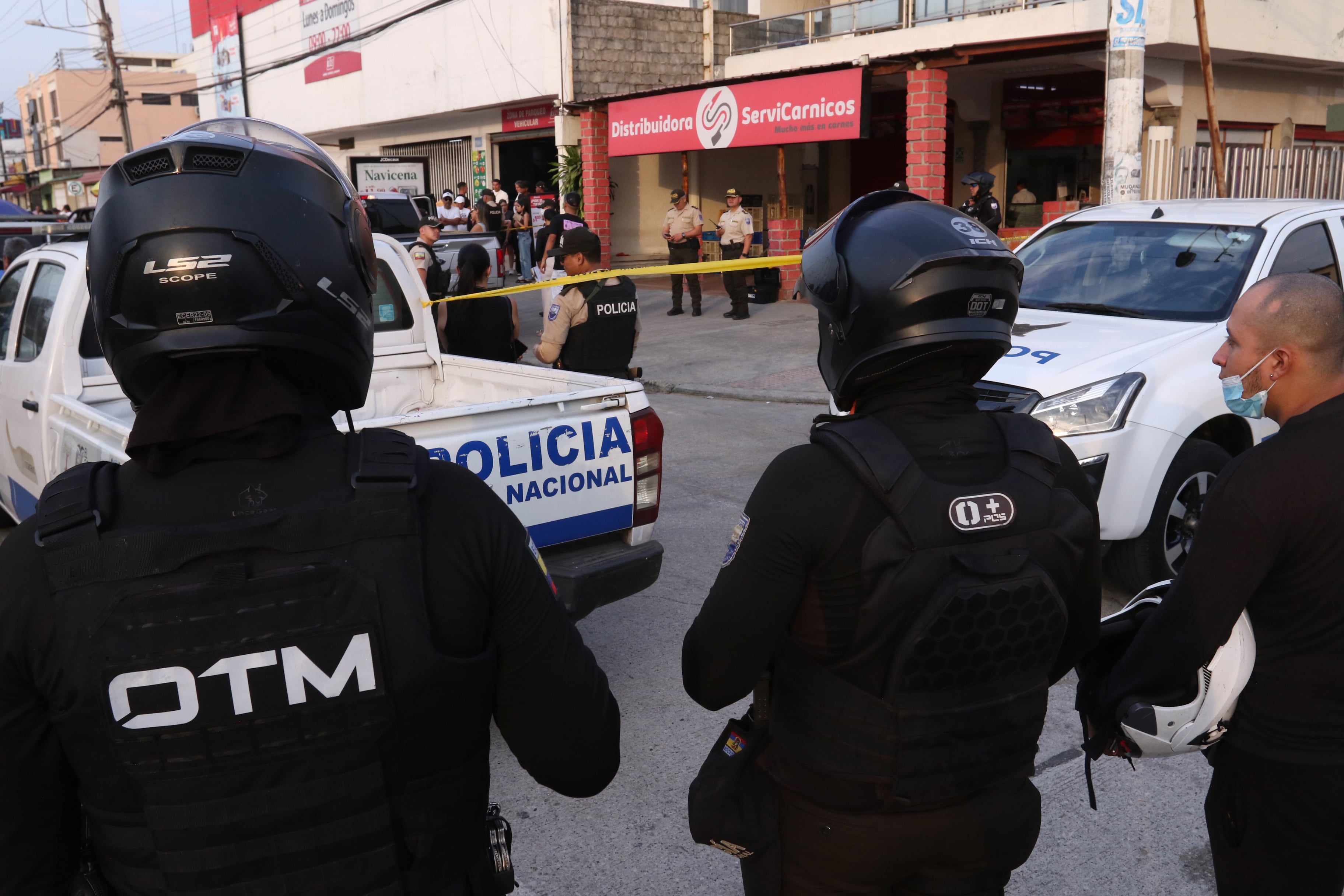 GUAYAQUIL, ECUADOR - DECEMBER 17: Police officers stand guard at the scene where Barcelona de Guayaquil football player Mario Pineida and his wife were killed by gunmen on December 17, 2025 in Guayaquil, Ecuador. Pineida was murdered in broad daylight in the Samanes neighborhood, in the north of Guayaquil. The 33-year-old defender was the victim of a hitmen attack, and the news caused shock throughout South America. (Photo by Romina Duarte/Agencia Press South/Getty Images)