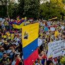 La gente se reúne durante una protesta contra la violencia que está sucediendo en Colombia contra la reforma fiscal en Madrid, España, el jueves 6 de mayo de 2021. La manifestación es en apoyo de las protestas que comenzaron la semana pasada por una propuesta de reforma fiscal que continúan a pesar de la retirada del presidente Iván Duque de el plan fiscal. Foto: AP / Manu Fernandez.