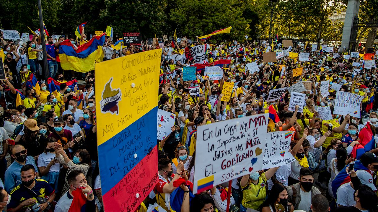 La gente se reúne durante una protesta contra la violencia que está sucediendo en Colombia contra la reforma fiscal en Madrid, España, el jueves 6 de mayo de 2021. La manifestación es en apoyo de las protestas que comenzaron la semana pasada por una propuesta de reforma fiscal que continúan a pesar de la retirada del presidente Iván Duque de el plan fiscal. Foto: AP / Manu Fernandez.