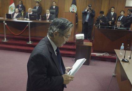 Fujimori “está internado porque tiene problemas respiratorios (...) Está con oxígeno y lo están evaluando”, dijo Aguinaga tras visitar a Fujimori, de 83 años, en la Clínica Centenario Peruano Japonesa. (Foto: AP)