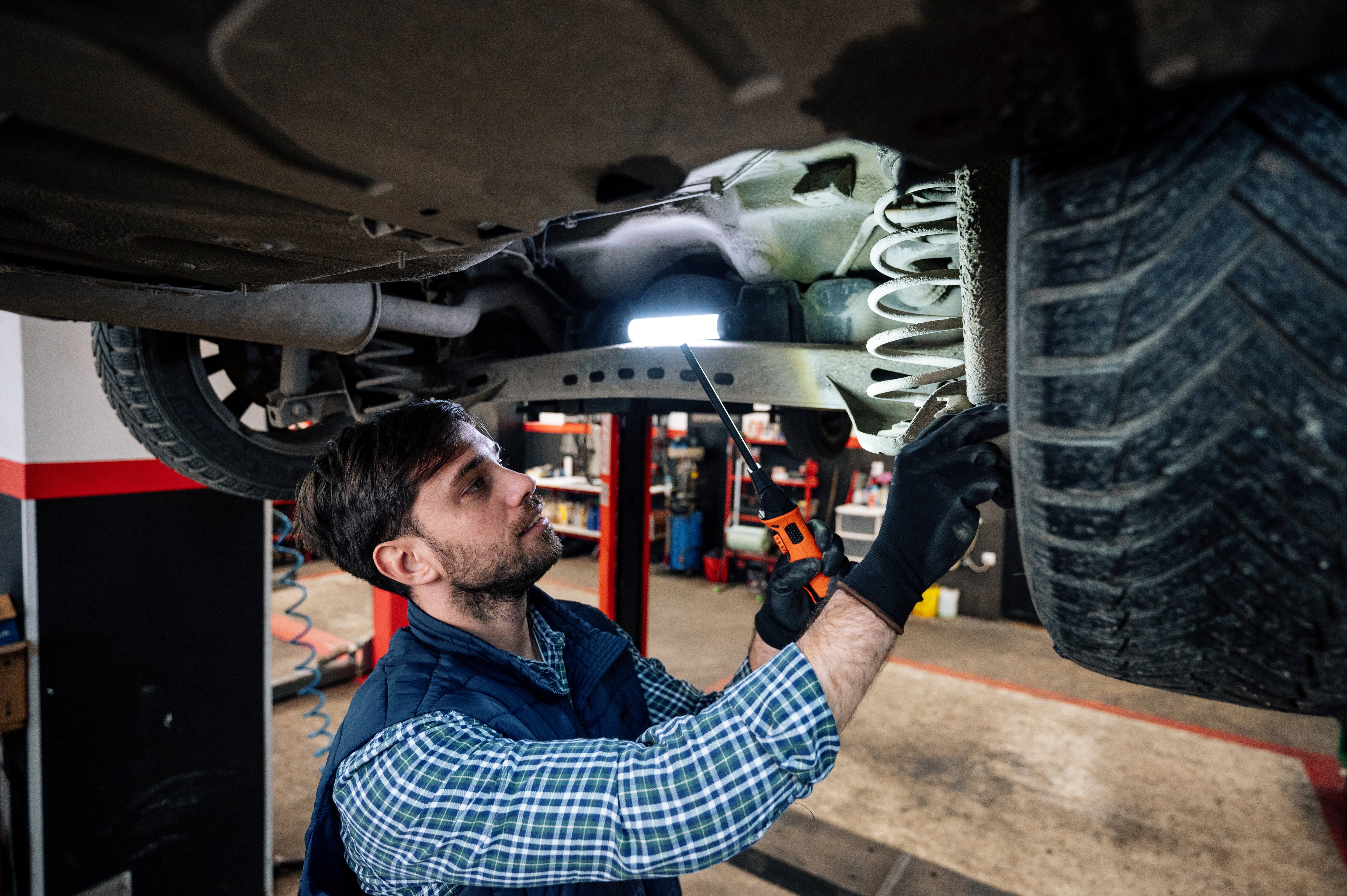 Ruidos extraños son claves para reconocer algún error en la suspensión del carro.