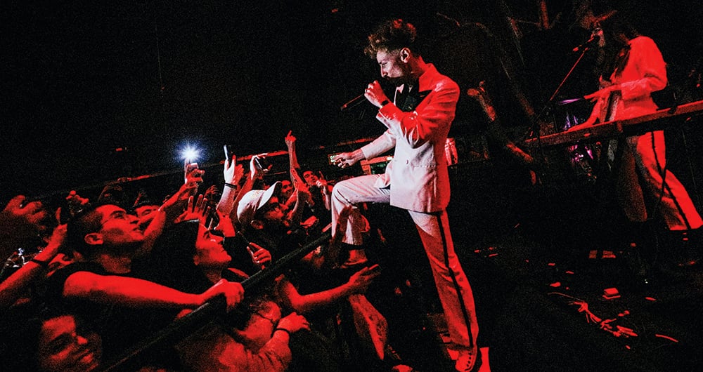 La Femme es en sí una contradicción, pues mientras Sacha Got plantea tomarla suave, Marlon Magnée vive una contrarreloj por llegar a tanta gente sea posible, quizá tocar en estadios, y lanzar cuanta música puedan.  