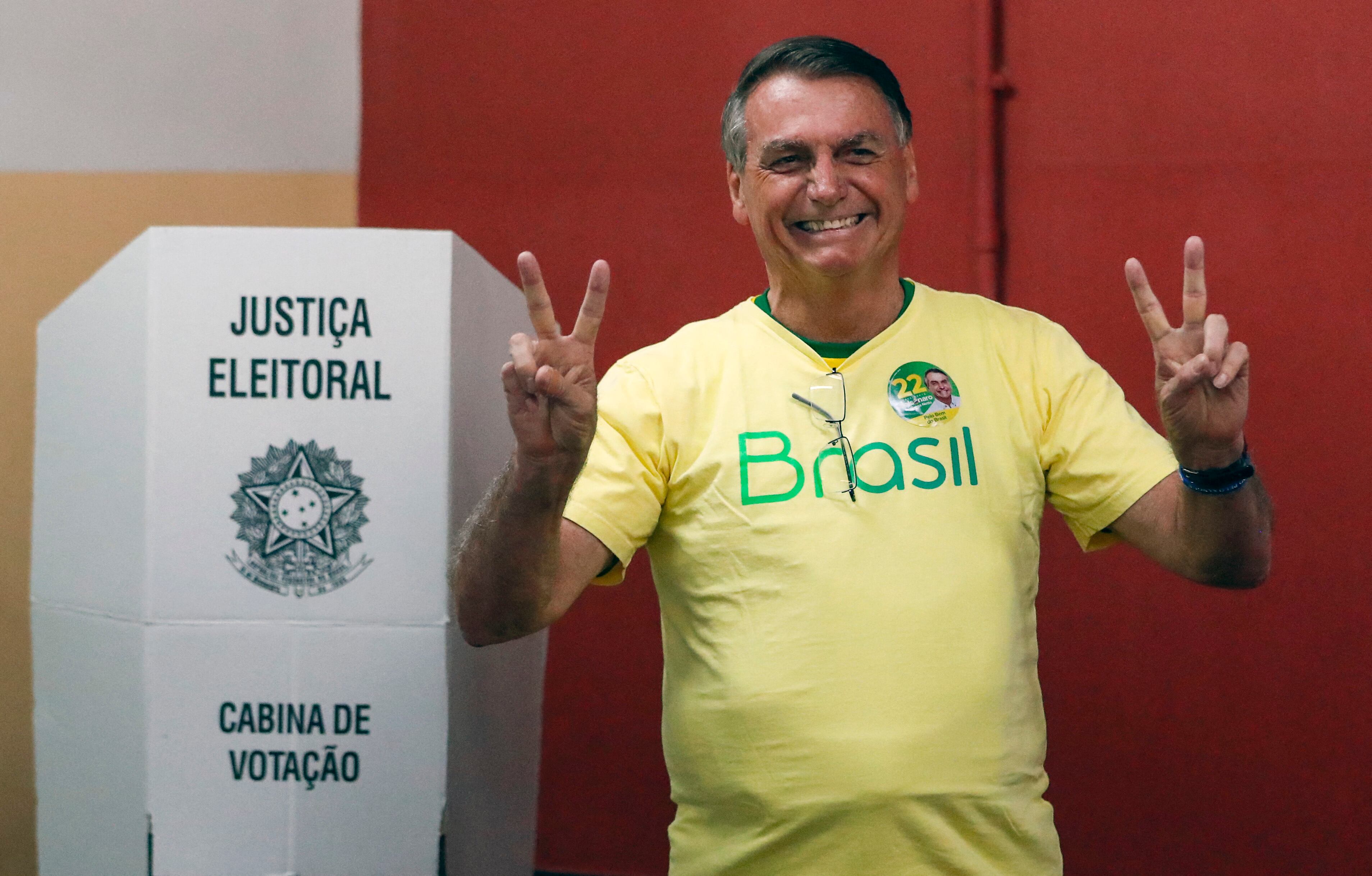 El presidente brasileño y candidato a la reelección, Jair Bolsonaro, emite sus votos durante la segunda vuelta de las elecciones presidenciales, en un centro de votación en Río de Janeiro, Brasil, el 30 de octubre de 2022. - Después de una campaña amargamente divisiva y una primera vuelta no concluyente, Brasil elige a su próximo presidente en una segunda vuelta de suspenso entre el titular de extrema derecha Jair Bolsonaro y el veterano izquierdista Luiz Inacio Lula da Silva. (Foto de Bruna Prado / PISCINA / AFP)