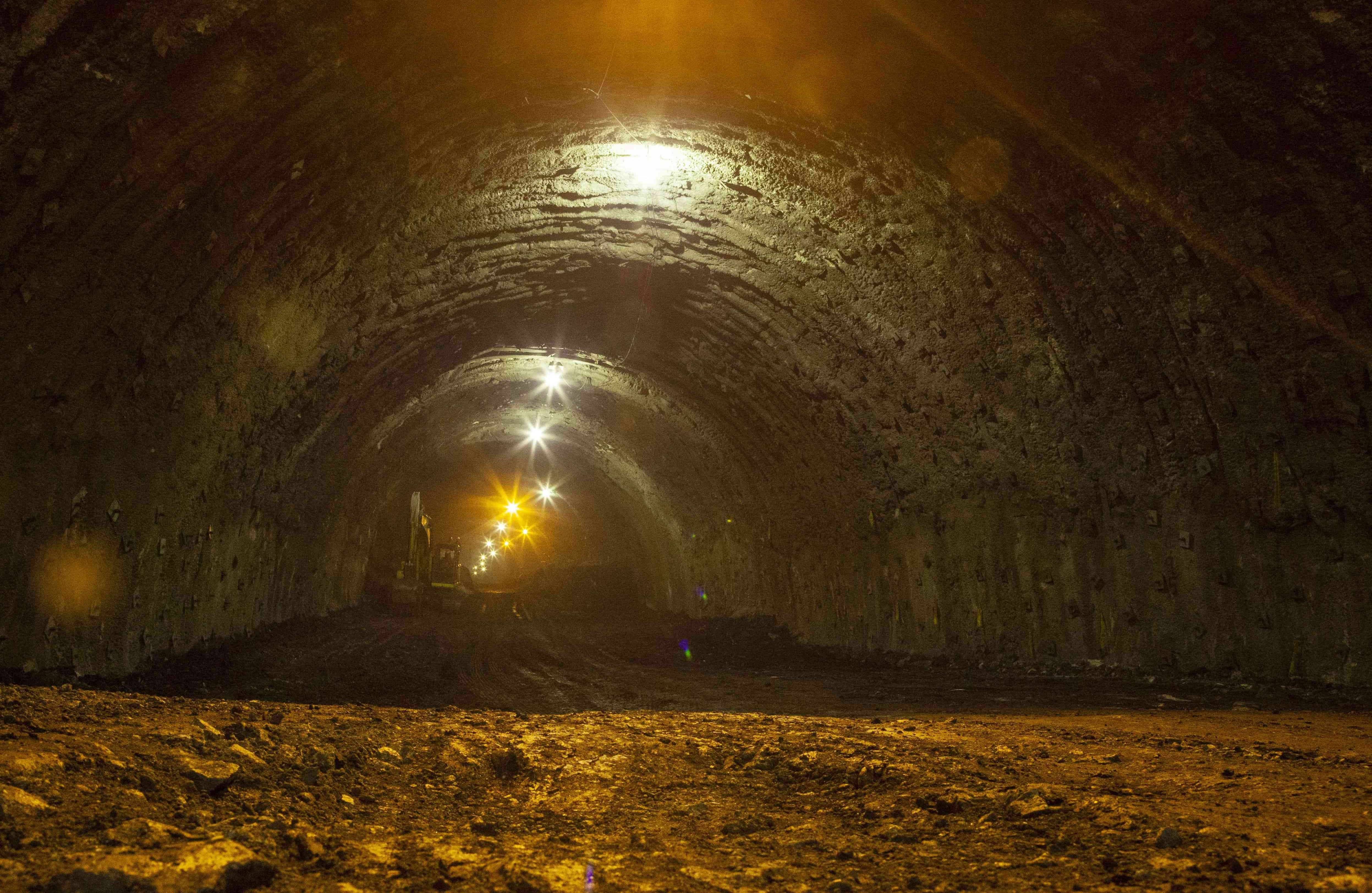En 2015, la construcción del túnel principal registraba continuidad y ya se realizaba la estabilización del terreno. Foto: Invías
