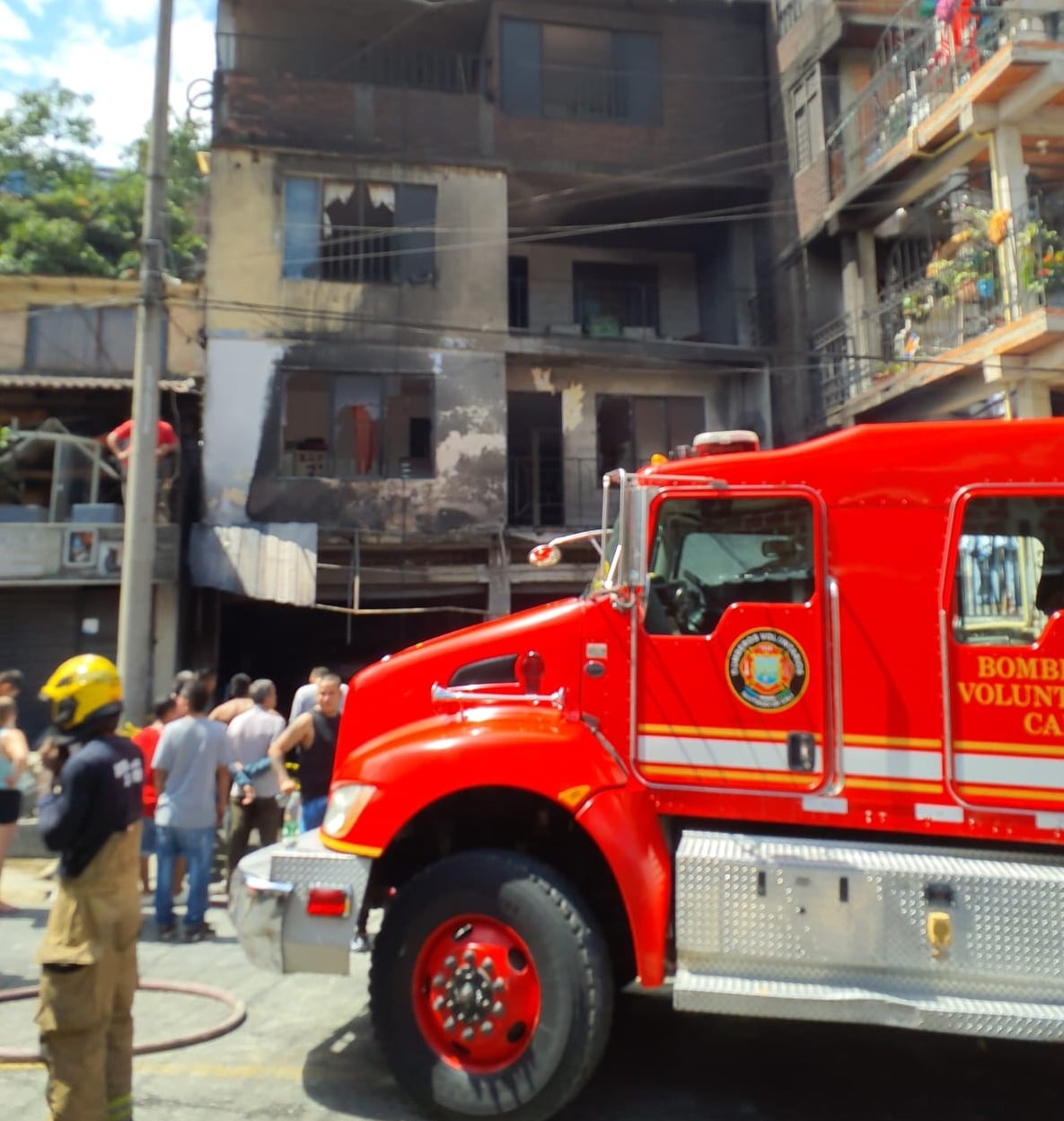 Una casa de cuatro pisos en Cali quedó en medio de las llamas.
