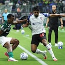 Luis Segovia y Jhon Arias pelean un balón