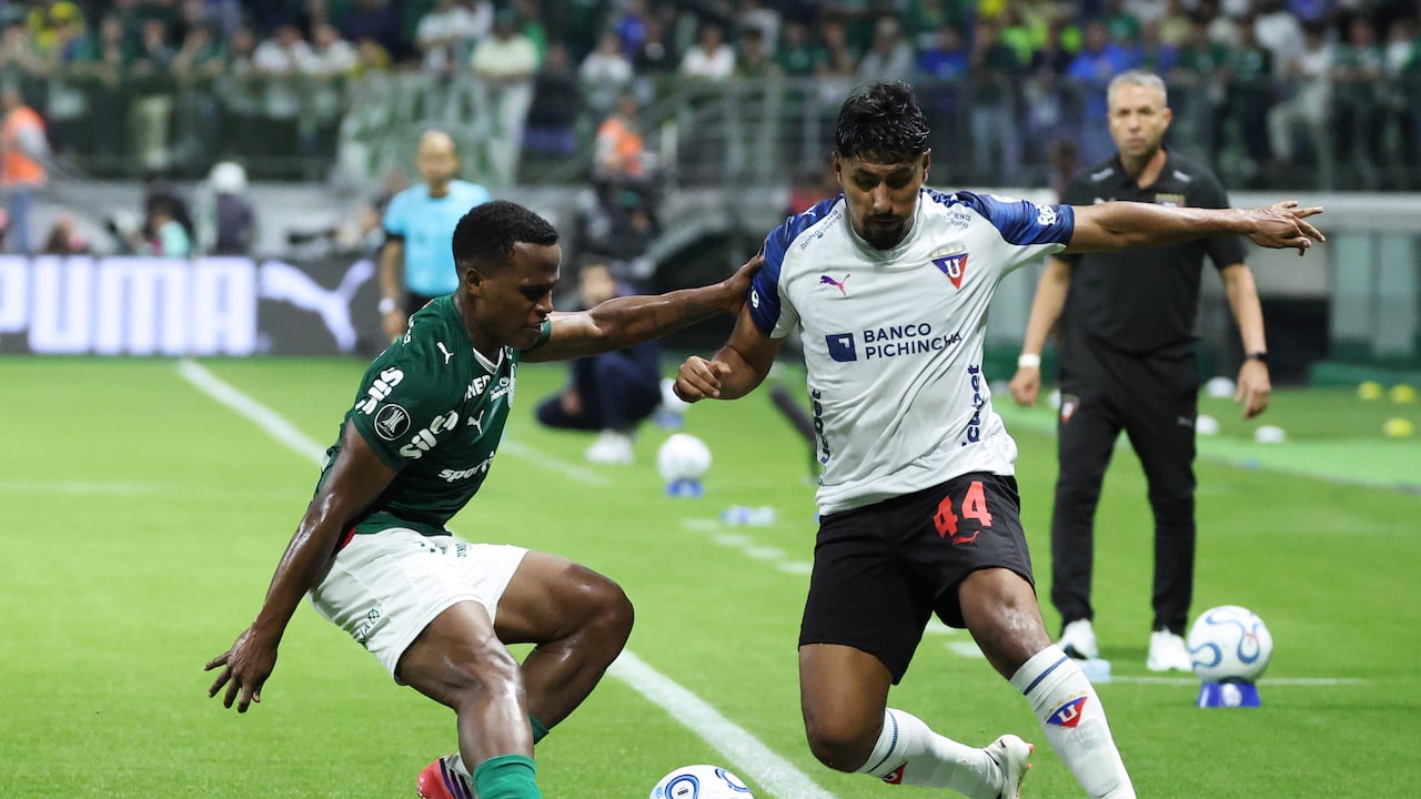 Luis Segovia y Jhon Arias pelean un balón.